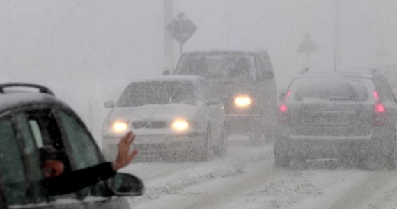 Fatalne warunki na drogach na południu Polski. Na Dolnym Śląsku i na Śląsku od rana sypie gęsty śnieg, a na drodze zalega pośniegowe błoto.
