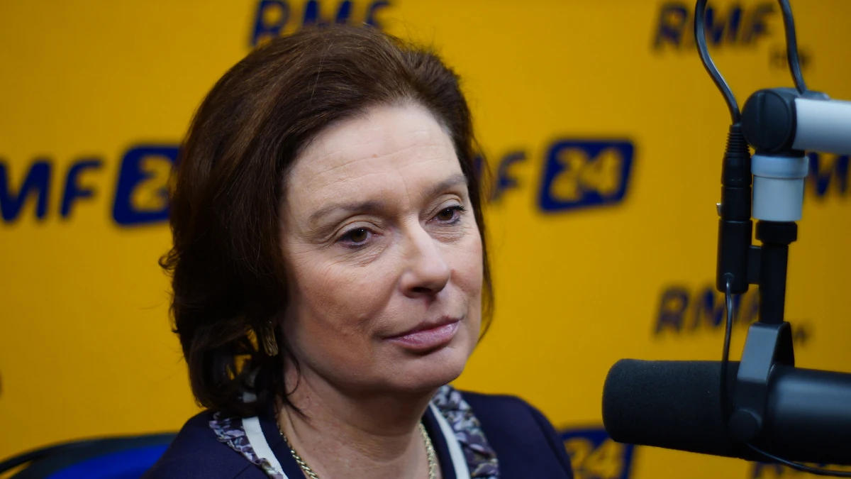 „460 posłów to bardzo dużo. Może gdyby było ich mniej, to funkcjonowanie Sejmu byłoby lepsze” – mówi w odpowiedzi na pytania słuchaczy w Kontrwywiadzie RMF FM rzecznika rządu Małgorzata Kidawa-Błońska. „Tę liczbę spokojnie można zmniejszyć o połowę” – ocenia. „Mam nadzieję, że dojdziemy do tego, że nasz Sejm będzie mniejszy a Senat będzie funkcjonował inaczej” – dodaje Kidawa-Błońska.