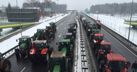 400 traktorów w środę ruszy na Warszawę, jeśli do jutra do godziny 15:00 minister rolnictwa nie odpowie na nasze postulaty i nie zaprosi nas na rozmowy – zapowiedzieli dziś rolnicy, którzy blokują drogi. Jedna z większych blokad stanęła na drodze krajowej nr 8 w miejscowości Porosły na Podlasiu.