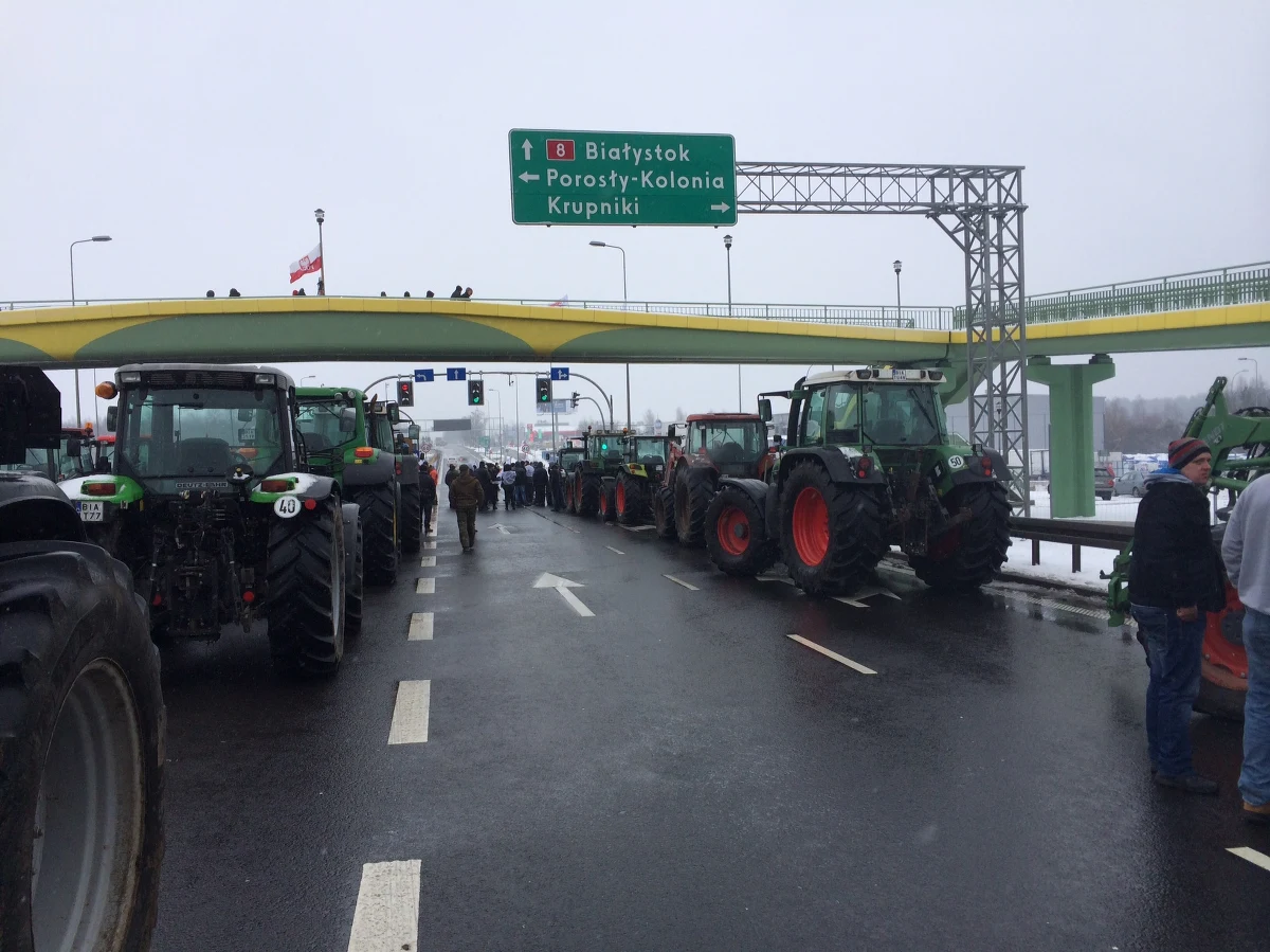 Kilkadziesiąt ciągników rolniczych blokuje krajową "ósemkę" w miejscowości Porosły w województwie podlaskim. Zostaną tam aż do środy. Kierowcy w tym czasie muszą korzystać z dróg technicznych.
