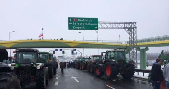 Kilkadziesiąt ciągników rolniczych blokuje krajową "ósemkę" w miejscowości Porosły w województwie podlaskim. Zostaną tam aż do środy. Kierowcy w tym czasie muszą korzystać z dróg technicznych.
