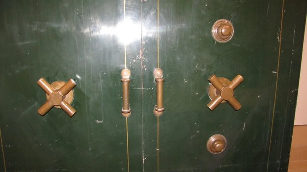 Udało się wreszcie otworzyć ponad 100-letnią kasę pancerną, znajdującą się w siedzibie straży miejskiej w małopolskiej Bochni. Budynek razem z zabytkowym sejfem rok temu przejęli strażnicy. 