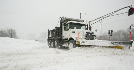 Ponad 60 cm świeżego śniegu spadło w Nowej Anglii na północnym wschodzie USA. W niektórych rejonach, m.in. w Bostonie, zaspy śnieżne sięgają  1,5 metra. Śnieg paraliżuje komunikację lotniczą i drogową. 