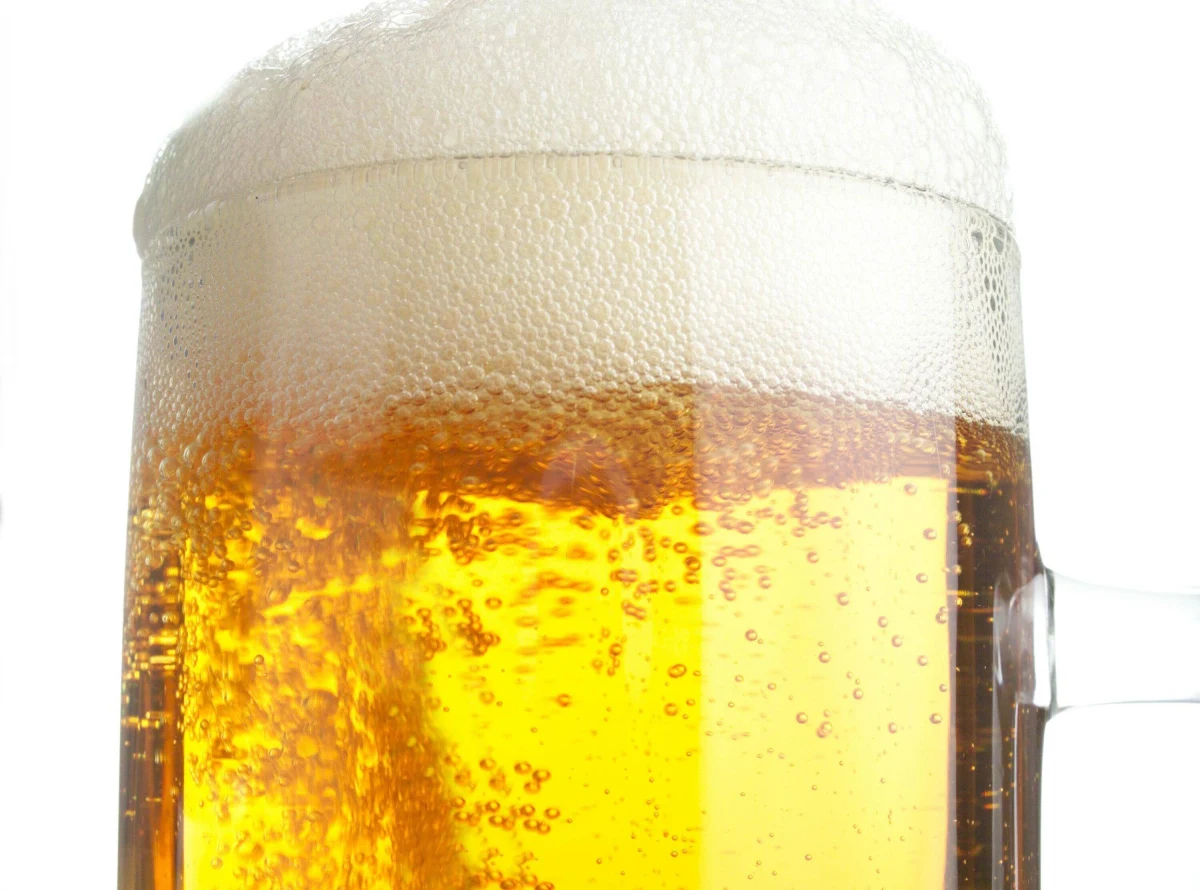 Od grudnia 2013 r. do listopada 2014 r. Polacy wydali na piwo niemal 14,5 mld zł. Jak wynika z zestawienia firmy badawczej Nielsen, napój ten zajął pierwsze miejsce wśród dziesięciu najpopularniejszych produktów spożywczych w Polsce. O sprawie pisze "Rzeczpospolita".