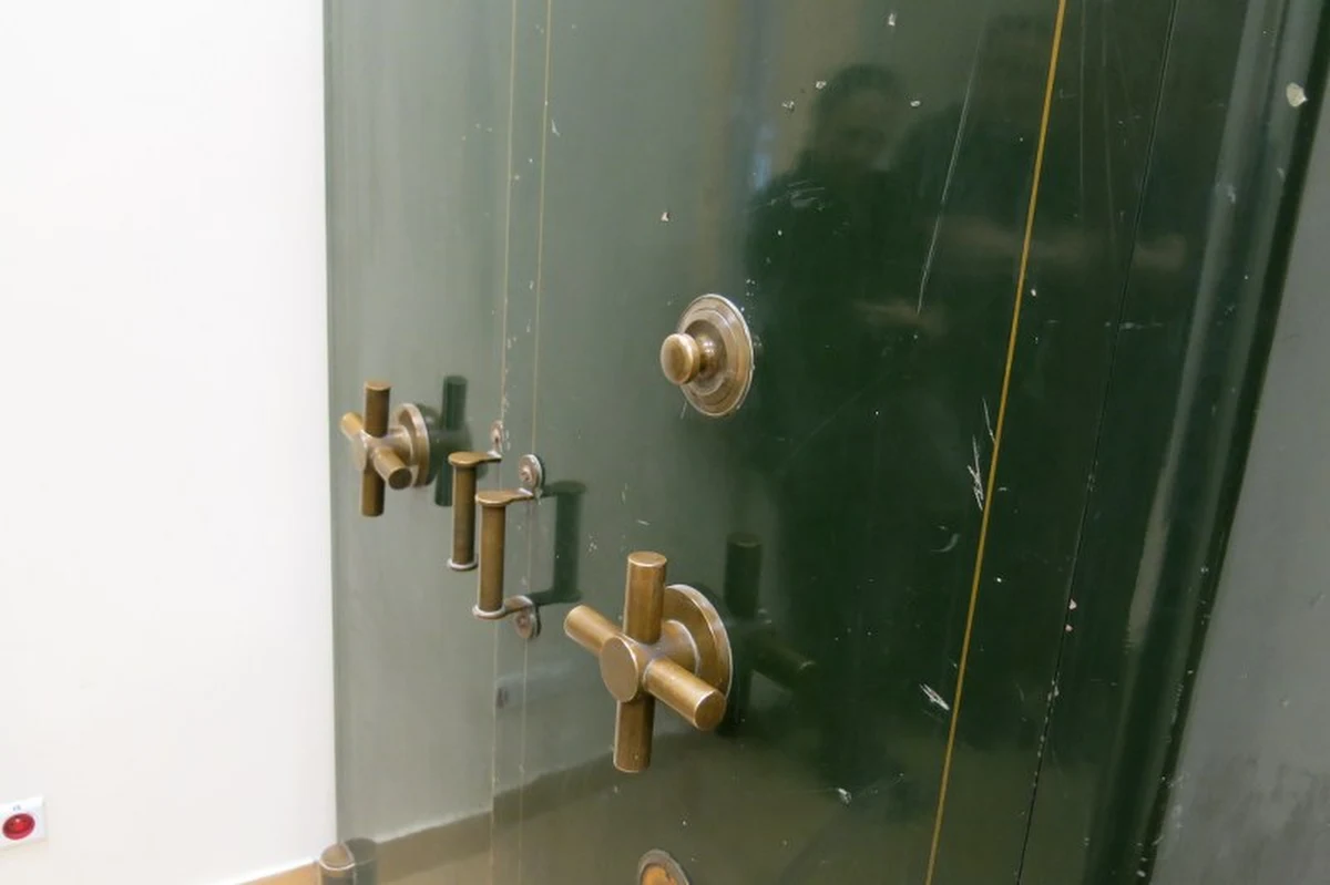 Niemiecka maszyna do pisania to najcenniejszy skarb znaleziony w stuletnim sejfie w małopolskiej Bochni. Kasa pancerna rok temu została razem z budynkiem przekazana straży miejskiej. I wtedy zapadła decyzja o otwarciu sejfu. Kasiarz dopiero teraz pokonał zamki. 