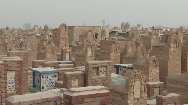 Jak okiem sięgnąć – wszędzie groby… Wadi al-Salam, czyli Dolina Pokoju, to największy cmentarz na świecie. Znajduje się na północny wschód od centrum świętego miasta szyitów w Iraku – Nadżafu. Nekropolia zajmuje powierzchnię niemal 1500 hektarów, a liczba zlokalizowanych tutaj mogił przekracza 5 milionów. 


Wadi al-Salam nie bez powodu figuruje na liście Światowego Dziedzictwa UNESCO. Znajdują się tu niezliczone zabytkowe nagrobki, bowiem zmarłych chowa się tutaj nieprzerwanie od… 1400 lat! Wśród nich są zwykli ludzie – ale też przywódcy duchowi, prorocy, politycy, sułtani i książęta; wszyscy zrównani wobec śmierci.


Niemal każdy pobożny muzułmanin pragnie spocząć w Wadi al-Salam. To dlatego do nekropolii trafiają ciała nie tylko z Iraku, ale z całego Bliskiego Wschodu, Azji Południowo-Wschodniej i Indii. Od kilkunastu miesięcy ten bezkresny cmentarz przyjmuje jednak więcej ciał niż kiedykolwiek. Wszystko przez ofensywę dżihadystów z Państwa Islamskiego. Walki pochłaniają coraz więcej ofiar – tak wiele, że nawet największy cmentarz świata ledwo może sprostać gwałtownie rosnącemu zapotrzebowaniu na nowe miejsca pochówku.