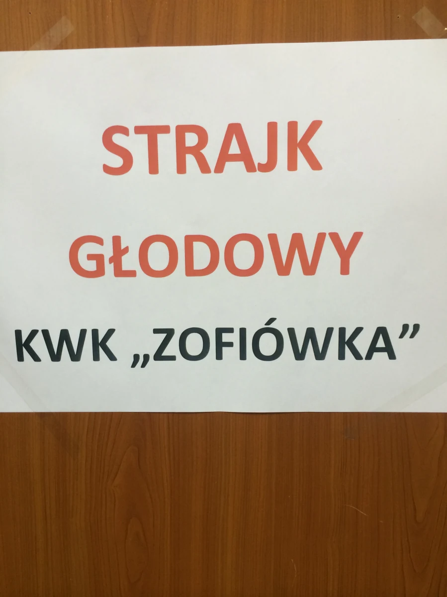 Zaostrza się górniczy protest na Śląsku. W kopalniach Jastrzębskiej Spółki Węglowej zaczął się strajk okupacyjny. Cel jest jeden: odwołać prezesa JSW Jarosława Zagórowskiego. W kopalni Zofiówka od wczoraj jest też dziesięciu górników, którzy podjęli strajk głodowy. Dziś mają zostać przesłuchani uczestnicy wczorajszych starć z policją w Jastrzębiu.