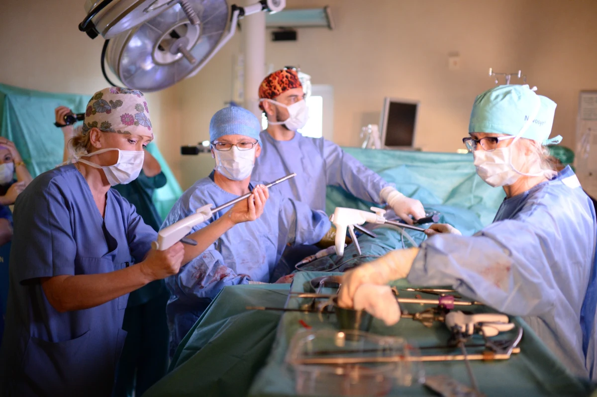 Pierwszy w Polsce tak zwany przeszczep krzyżowy nerek od żywych dawców niespokrewnionych przeprowadzili specjaliści Katedry i Kliniki Chirurgii Ogólnej i Transplantacyjnej Szpitala Klinicznego Dzieciątka Jezus w Warszawie. "To ogromna szansa szczególnie dla osób oczekujących na przeszczep, które nie mają żadnej spokrewnionej osoby, która mogłaby oddać im nerkę" - uważa profesor Andrzej Chmura. 