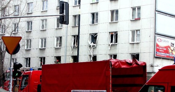 Poprawia się stan zdrowia mężczyzny najciężej rannego w styczniowym wybuchu kamienicy przy Noakowskiego w Warszawie. To w jego mieszkaniu doszło do eksplozji - najprawdopodobniej butli z gazem. Nadal jednak nie ma mowy, by przesłuchali go prokuratorzy. Jak ustalił nasz reporter Mariusz Piekarski, firma ubezpieczeniowa zgodziła się wypłacić część pieniędzy z ubezpieczenia kamienicy. 