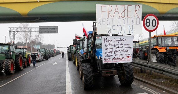 Zapowiada się "gorąca" środa na polskich drogach. Rolnicy od rana wyruszą w "marszu gwiaździstym" na Warszawę. Główna kolumna ciągników ma wyjechać z miejscowości Zdany koło Siedlec o godz. 10. Traktory będą też jechały z kierunku Garwolina, Łodzi i Białegostoku. 