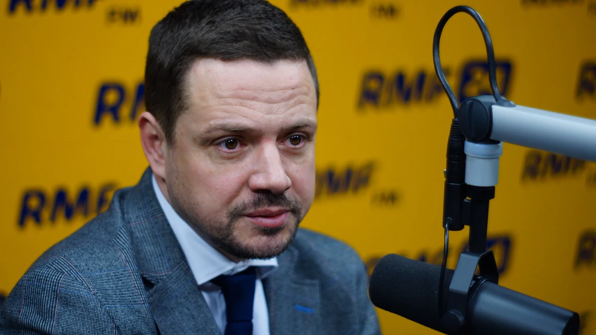 "Dostarczanie broni Ukrainie może doprowadzić, przy nieobliczalności Putina, do dalszej eskalacji problemu" - mówi w Kontrwywiadzie RMF FM wiceszef MSZ Rafał Trzaskowski. "Nawet jeżeli serce dyktuje, że dobrze byłoby pomóc bardziej Ukrainie, to trzeba brać pod uwagę również bardzo złe scenariusze" - dodaje. "My w tej chwili broni na Ukrainę nie będziemy dostarczać. Ta opcja pojawiła się za sprawą Amerykanów i wywiera pewną presję na Putinie" - komentuje gość RMF FM. Trzaskowski uważa, że gdyby Amerykanie wysłali Ukrainie swoją nowoczesną broń, to musieliby również wysłać instruktorów czyli amerykańskich żołnierzy. "Wtedy konflikt staje się nieobliczalny. Rosjanie mogliby zacząć posuwać się na zachód i południe" - dodaje. Nastroje po rozmowie Kopacz-Merkel? "Wszyscy są potwornie zmęczeni i nikt nie wie, czy Putin gra na czas, czy na serio chce porozumienia" - odpowiada Rafał Trzaskowski. 