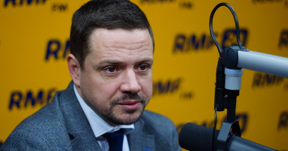 "Dostarczanie broni Ukrainie może doprowadzić, przy nieobliczalności Putina, do dalszej eskalacji problemu" - mówi w Kontrwywiadzie RMF FM wiceszef MSZ Rafał Trzaskowski. "Nawet jeżeli serce dyktuje, że dobrze byłoby pomóc bardziej Ukrainie, to trzeba brać pod uwagę również bardzo złe scenariusze" - dodaje. "My w tej chwili broni na Ukrainę nie będziemy dostarczać. Ta opcja pojawiła się za sprawą Amerykanów i wywiera pewną presję na Putinie" - komentuje gość RMF FM. Trzaskowski uważa, że gdyby Amerykanie wysłali Ukrainie swoją nowoczesną broń, to musieliby również wysłać instruktorów czyli amerykańskich żołnierzy. "Wtedy konflikt staje się nieobliczalny. Rosjanie mogliby zacząć posuwać się na zachód i południe" - dodaje. Nastroje po rozmowie Kopacz-Merkel? "Wszyscy są potwornie zmęczeni i nikt nie wie, czy Putin gra na czas, czy na serio chce porozumienia" - odpowiada Rafał Trzaskowski. 