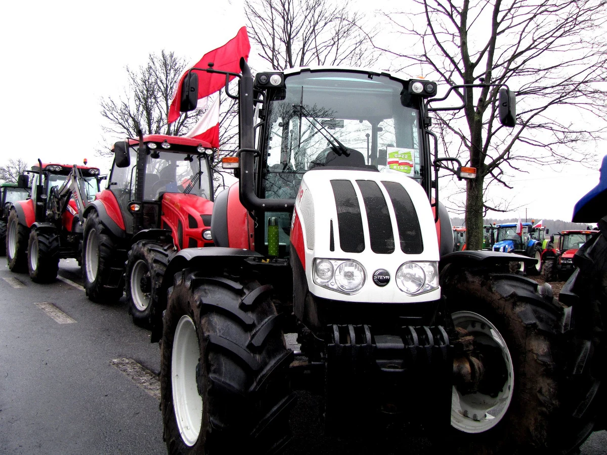 O godz. 10 ze Zdanów koło Siedlec ruszył "marsz gwieździsty" rolników na Warszawę. Wcześniej zapewniali oni na spotkaniu ze stołecznymi policjantami, że protest będzie miał charakter pokojowy i nie spowoduje paraliżu stolicy. Traktory - według ich zapewnień - pozostaną na obrzeżach miasta.