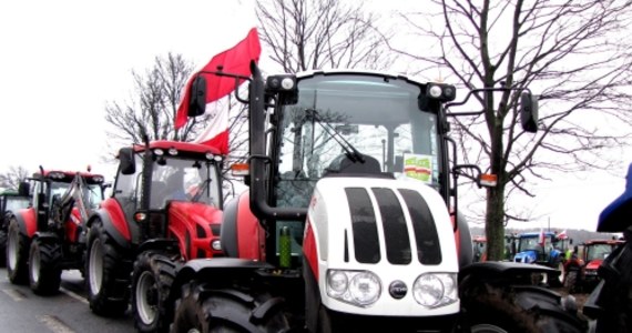 O godz. 10 ze Zdanów koło Siedlec ruszył "marsz gwieździsty" rolników na Warszawę. Wcześniej zapewniali oni na spotkaniu ze stołecznymi policjantami, że protest będzie miał charakter pokojowy i nie spowoduje paraliżu stolicy. Traktory - według ich zapewnień - pozostaną na obrzeżach miasta.