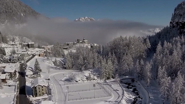 Oto, co zanotowało oko drona. Bajeczne krajobraz, uchwycony z lotu ptaka, przedstawia mroźną zimę w północnych Włoszech, a dokładnie w Parku Mont Avic w Aosta. Widoki zapierają ech w piersiach. 