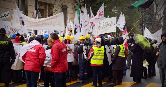 Kolejne górnicze demonstracje na Śląsku. We wtorek na ulice Katowic wyszło kilkuset górników z rodzinami. To pracownicy ruchu Boże Dary w kopalni Staszic. Demonstrowali, bo nie zgadzają się na plany likwidacji ich zakładu. Natomiast w kopalniach Jastrzębskiej Spółki Węglowej prawie 4800 górników kontynuuje protest. 
