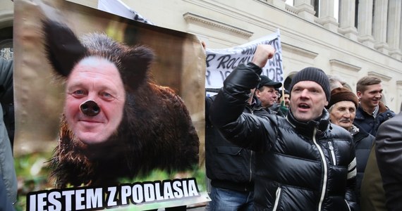 Zaledwie kilkanaście minut trwało spotkanie lidera rolniczych protestów Sławomira Izdebskiego z ministrem Markiem Sawickim. Przed resortem trwa pikieta. Rolnicy domagają się m.in. wypłaty odszkodowań za straty spowodowane przez dziki oraz interwencję na rynku mleka i wieprzowiny. Izdebski zapowiedział na przyszły tydzień 100-tysięczną manifestację rolników i górników. 