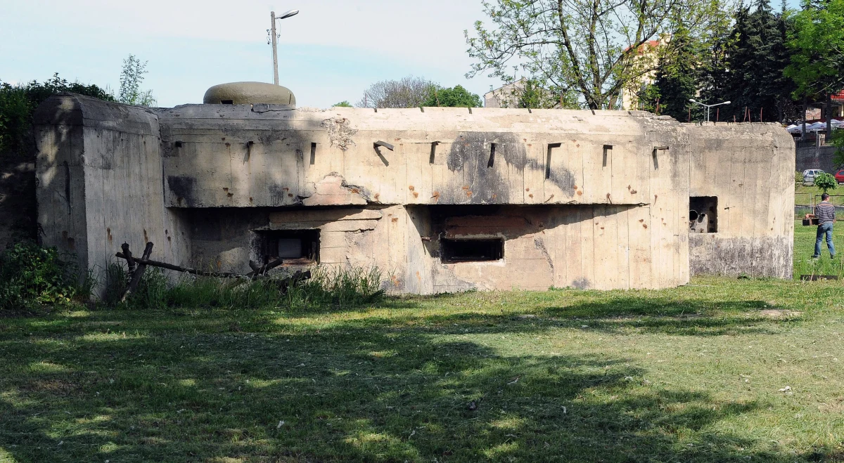 W Wielkiej Brytanii wystawiono na sprzedaż bunkier. Konstrukcja pochodzi z okresu zimnej wojny i kosztuje 75 tys. funtów, czyli w przeliczeniu około 380 tysięcy złotych. Betonowe pomieszczenie, znajdujące się pod ziemią 
potrafi wytrzymać wybuch bomby atomowej. Przebywanie w nim w czasach pokoju może być jednak uciążliwe. 