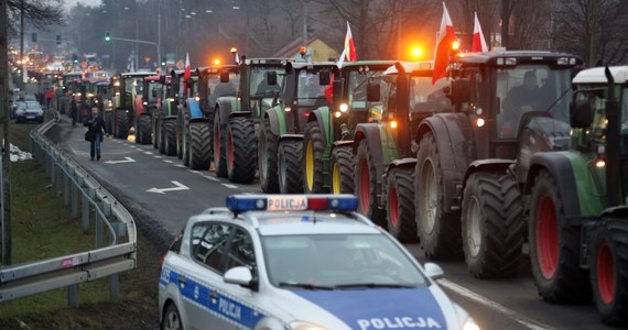 Policja zatrzymała konwój protestujących rolników na pierwszych światłach przy wjeździe do Warszawy. Za miejscowością Zakręt stoi ponad sto ciągników. "Obowiązuje tam zakaz ruchu tego typu pojazdów - powiedział nam rzecznik stołecznej policji st. asp. Mariusz Mrozek.