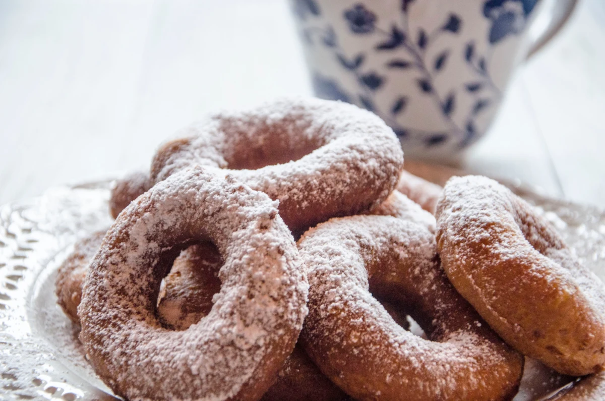 Oponki, czyli błyskawiczne pączki serowe z dziurką, pachnące wanilią, smażone na głębokim tłuszczu. Kwintesencja słodkości. Tłusty czwartek bez nich się nie liczy!