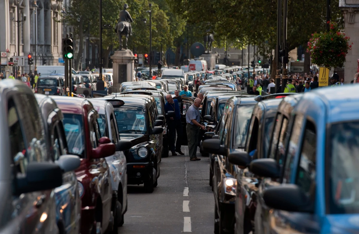 W przyszłym roku na brytyjskich ulicach pojawią się  samochody bez kierowcy. Pilotażowy program kosztować będzie 19 milionów funtów. Jak twierdzą eksperci, może on zrewolucjonizować sposób poruszania się po drogach. 
