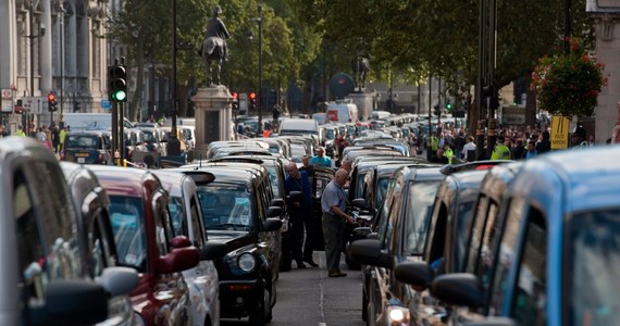 W przyszłym roku na brytyjskich ulicach pojawią się  samochody bez kierowcy. Pilotażowy program kosztować będzie 19 milionów funtów. Jak twierdzą eksperci, może on zrewolucjonizować sposób poruszania się po drogach. 