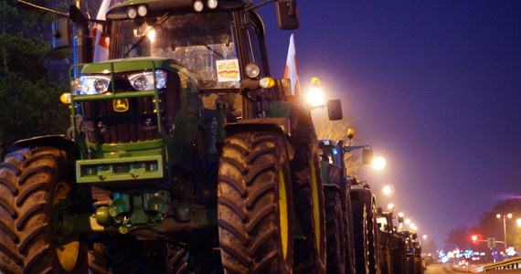 „Wyspaliśmy się, możemy tutaj stać nawet kilka następnych dni” – usłyszał nasz reporter Paweł Balinowski od rolników, którzy od wczoraj blokują krajową dwójkę w Zakręcie pod Warszawą. Nieprzejezdna jest droga w stronę stolicy. Blokuje ją kilkaset traktorów. 
