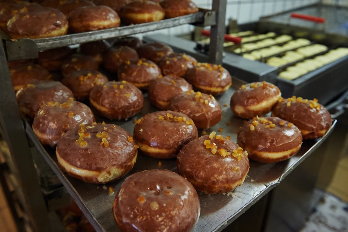 To pracowity czas dla cukierników i piekarzy. W normalny dzień przeciętna piekarnia sprzedaje około 500 pączków, w tłusty czwartek - nawet 30 tysięcy. Zwyczaj zjadania łakoci w tłusty czwartek zamierza uszanować trzy czwarte Polaków. Warto, bo według tradycji, jeśli nie zjemy tego dnia choć jednego pączka, to nie będzie nam się wiodło do końca roku.