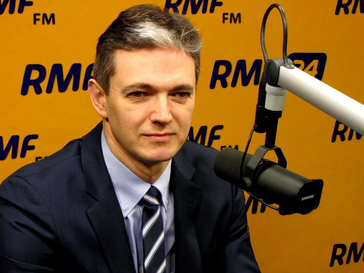 „To nie jest tak, że minister jest w stanie pstryknąć palcami i rozwiązać kwestię interwencyjnego skupu” – mówi o protestach rolników kandydat PSL na prezydenta Adam Jarubas w Kontrwywiadzie RMF FM. „Wśród rolniczych postulatów jest duża część, która jest słuszna. Rozumiem rolników” – dodaje Jarubas. Zdaniem gościa RMF FM intencją szefa rolniczego OPZZ jest chęć powrotu do polityki. „Na tę blokadę przyjeżdżają też politycy innych partii” – komentuje Jarubas. Dodaje, że wierzy w to, że protestującym liderom faktycznie chodzi o porozumienie a nie o zadymę. Pytany o to, czy policja powinna zainterweniować i usunąć blokady odpowiada „absolutnie nie”. „Taktyka dialogu jest najlepsza. Najlepiej to robić w ministerstwach, a nie na ulicach” – ocenia kandydat PSL na prezydenta. 