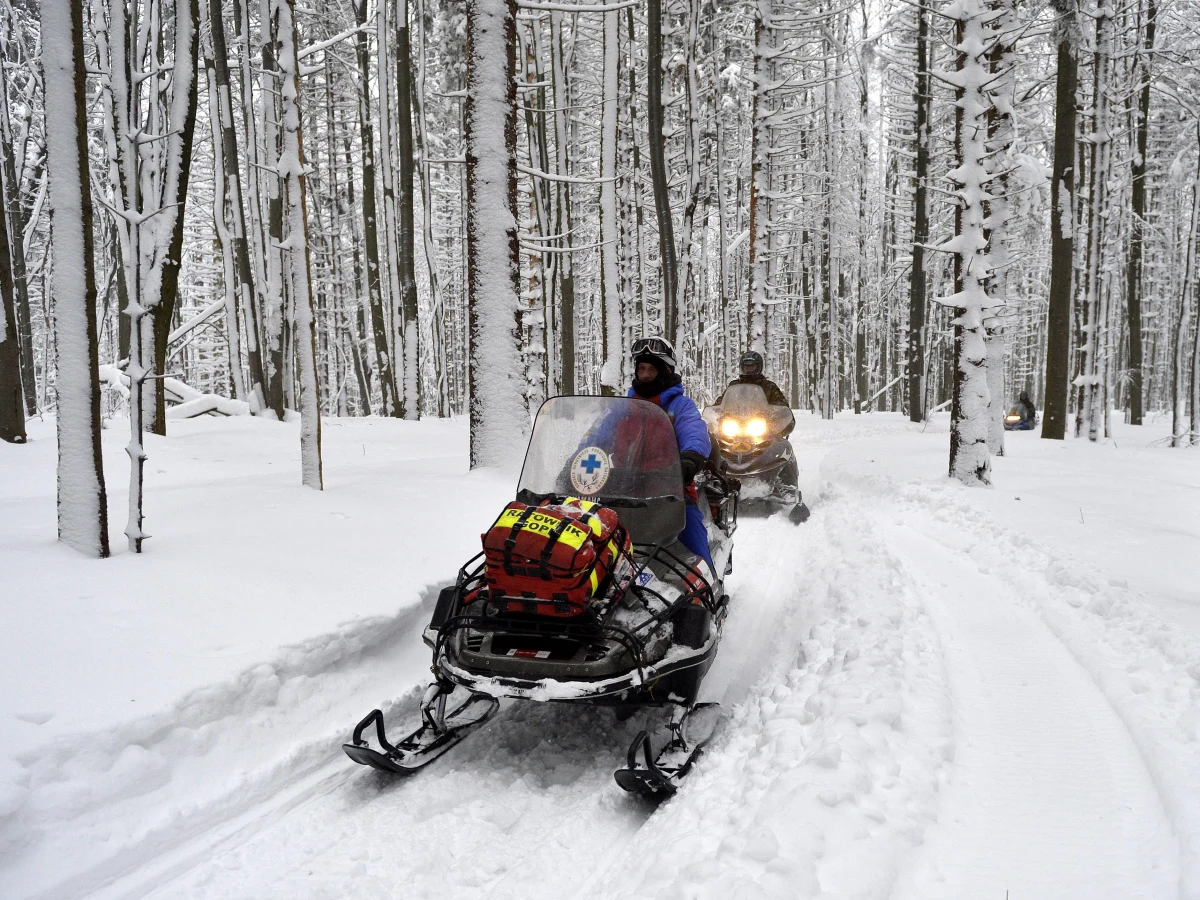 Ratownicy krynickiej grupy GOPR sprowadzali wieczorem 5 turystów, którzy zabłądzili w Beskidzie Sądeckim. Mimo ostrzeżeń gospodarza schroniska, grupa wyszła wieczorem z Hali Łabowskiej. Warunki były bardzo trudne, turyści zgubili szlak idąc we mgle i głębokim śniegu.