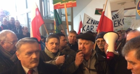 Kilkuset warmińsko-mazurskich rolników wtargnęło do Urzędu Wojewódzkiego w Olsztynie. Deklarują, że nie wyjdą, dopóki wojewoda nie odbierze z ich rąk petycji. 