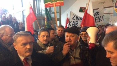Rolnicy wtargnęli do Urzędu Wojewódzkiego w Olsztynie