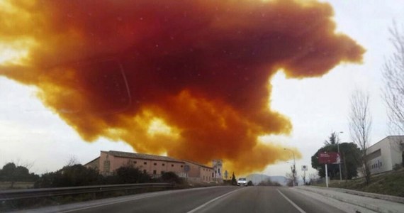 Pomarańczowa toksyczna chmura unosi się nad okolicą miejscowości Igualada, gdzie doszło do wybuchu w zakładach chemicznych. Lokalne władze nakazały mieszkańcom 4 pobliskich miejscowości pozostanie w domach. 