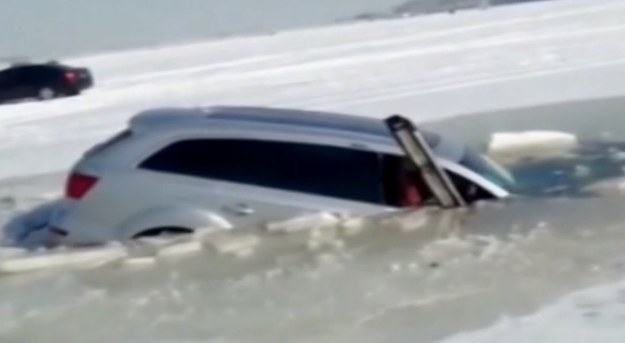 Dramatyczne nagranie zarejestrowane w chińskiej prowincji Jilin właśnie obiegło światowe agencje prasowe. Kierowca Audi Q7 nierozważnie postanowił przejechać po tafli zamarzniętego zbiornika retencyjnego. Niestety, cienki w tym miejscu lód załamał się pod SUV-em, który szybko zaczął pogrążać się w lodowatej wodzie… Na szczęście podróżującym autem mężczyźnie, kobiecie i dziecku udało się wyjść z tej groźnej sytuacji bez szwanku.