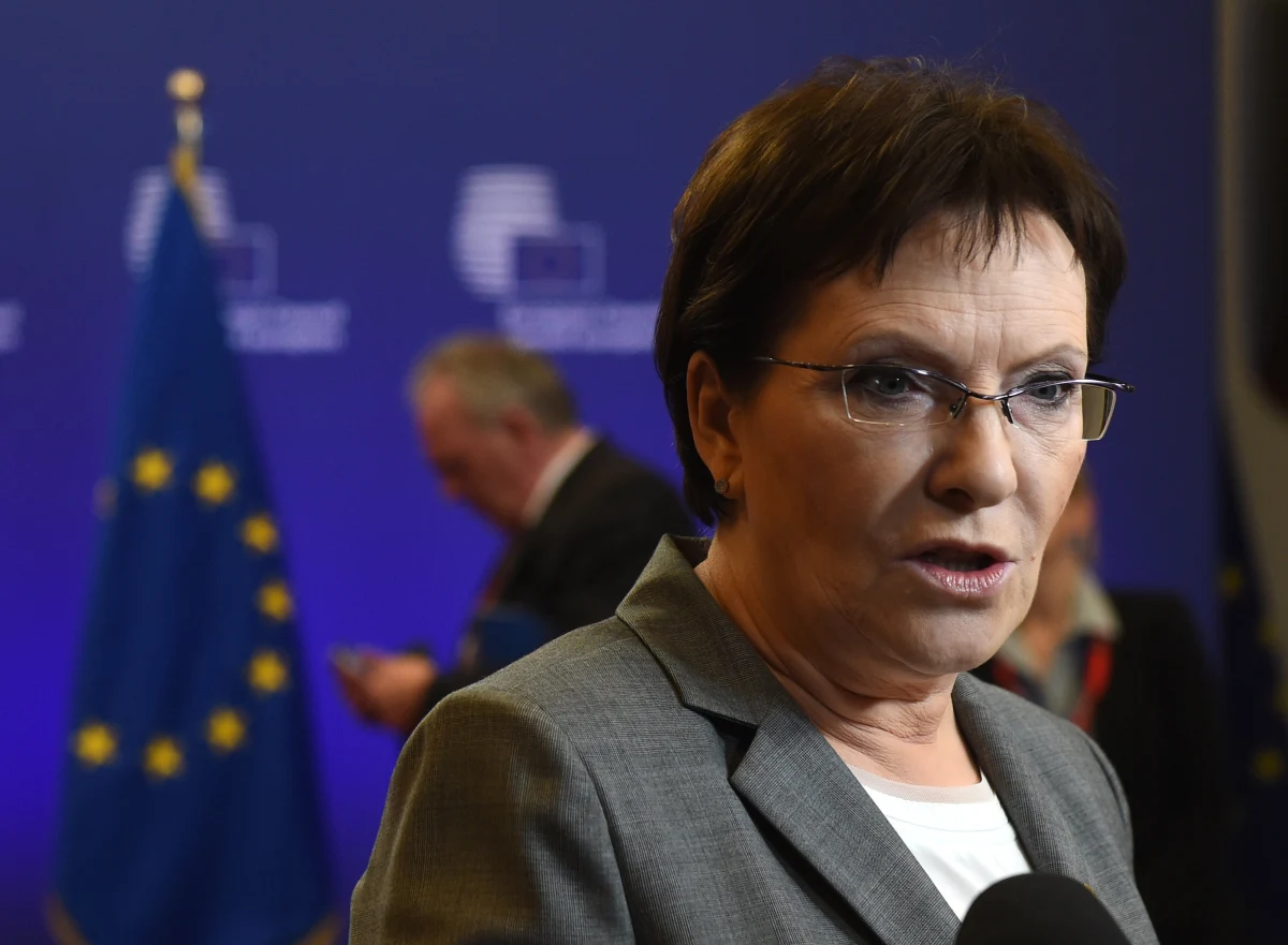 Porozumienie z Mińska jest bardzo kruche, do jego realizacji potrzebna jest jedność w UE - oceniła po szczycie przywódców Unii w Brukseli premier Ewa Kopacz. Dodała, że Komisja Europejska ma przygotować scenariusze na wypadek złamania umowy przez Rosję.