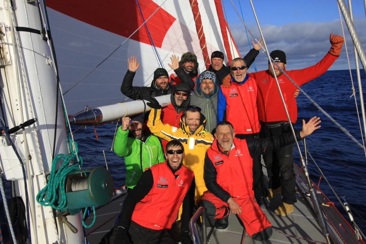 "Selma Expeditions" z polską załogą jest pierwszym w historii jachtem, który dopłynął na żaglach do końca Zatoki Wielorybów Morza Rossa. Kpt. Piotr Kuźniar zatknął na brzegu Antarktydy biało-czerwoną banderę od prezydenta Bronisława Komorowskiego.