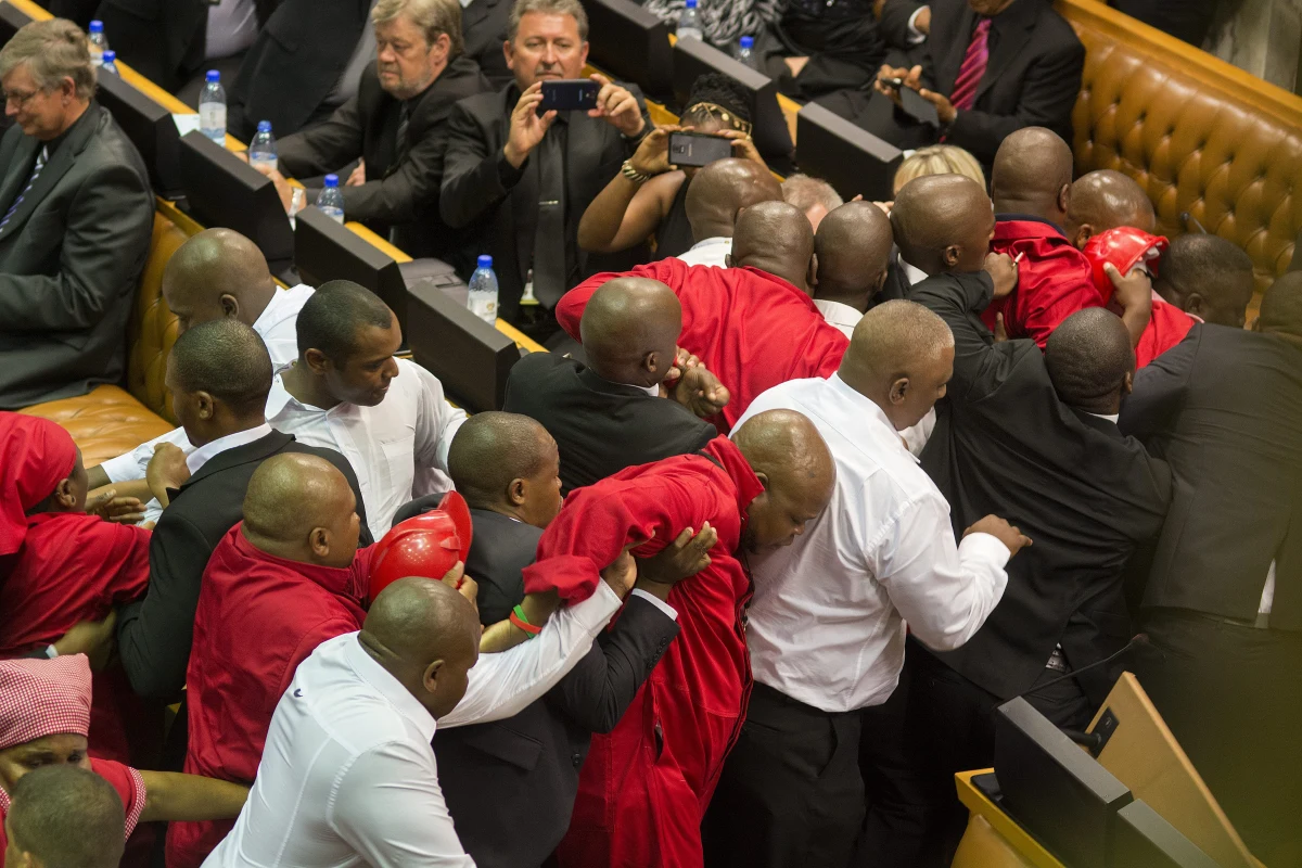 Najpierw przerywali prezydentowi orędzie, później pobili się z ochroną. Deputowani lewicowej partii Bojownicy o Wolność Gospodarczą (EFF) wywołali burdę w izbie niższej parlamentu RPA. W bijatyce kilka osób zostało rannych.