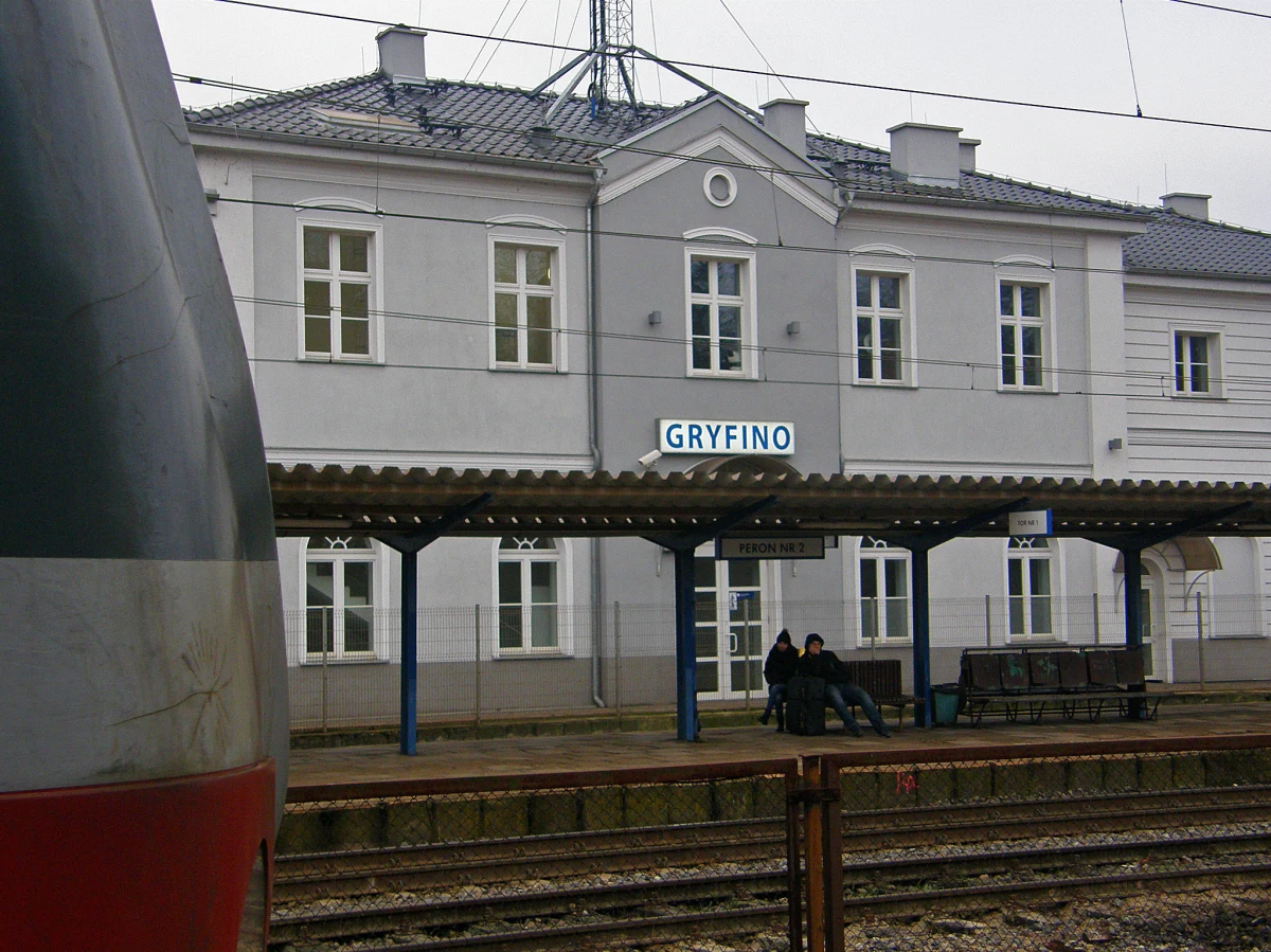​"Byłem świadkiem, jak ochrona wypraszała z poczekalni starszą panią, która czekała na pociąg. Na nic zdały się tłumaczenia, że jest podróżną i nie ma gdzie się podziać" - skarżył się naszej dziennikarce jeden z pasażerów z zachodniopomorskiego Gryfina. Na Gorącą Linię RMF FM zaalarmowaliście nas, że tamtejszy dworzec zamykany jest na dwie godziny przed odjazdem ostatniego pociągu, przez co ludzie marzną na peronie. Po interwencji naszej dziennikarki władze PKP zdecydowały, że budynek będzie otwarty dłużej.