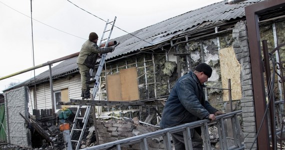 Mimo przyjętego w Mińsku planu pokojowego w ciągu ostatniej doby w walkach na wschodzie Ukrainy zginęło 8 ukraińskich żołnierzy, a 34 zostało rannych - informuje sztab w Kijowie. Prezentując w parlamencie wyniki mińskich rozmów, szef ukraińskiej dyplomacji Pawło Klimkin oświadczył, że data wycofania obcych wojsk z Donbasu wciąż jest ustalana.