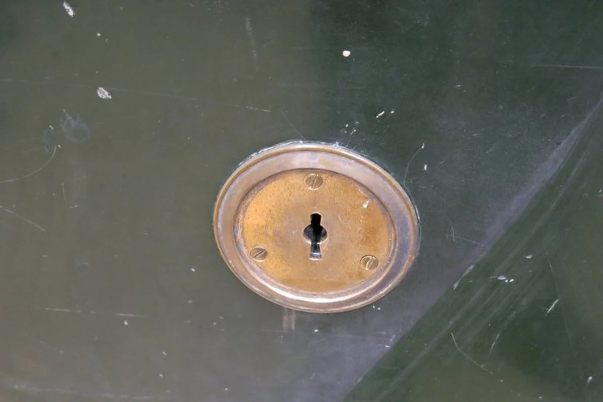 100-letni sejf z małopolskiej Bochni nie kryje już żadnej tajemnicy. Kasiarz-zawodowiec otworzył wszystkie skrytki kasy pancernej znajdującej się w budynku straży miejskiej. Do każdego zamka trzeba było dorobić nowy klucz.