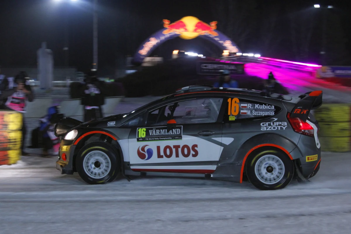 Robert Kubica z powodu awarii układu przeniesienia napędu w swoim Fordzie Fieście WRC stracił na 7. odcinku specjalnym Finnskogen 2 (21,2 km) ponad dwie minuty do jego zwycięzcy Fina Jari-Matti Latvali (VW Polo WRC) i wypadł poza "10" klasyfikacji generalnej. 