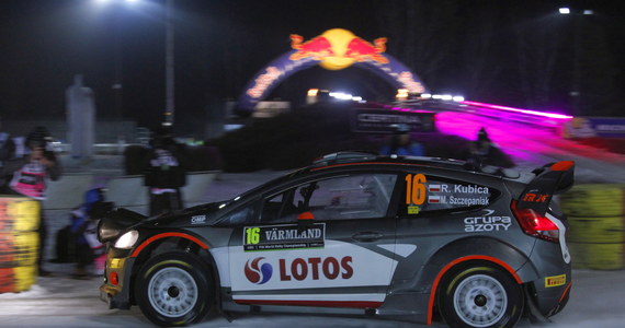 Robert Kubica z powodu awarii układu przeniesienia napędu w swoim Fordzie Fieście WRC stracił na 7. odcinku specjalnym Finnskogen 2 (21,2 km) ponad dwie minuty do jego zwycięzcy Fina Jari-Matti Latvali (VW Polo WRC) i wypadł poza "10" klasyfikacji generalnej. 