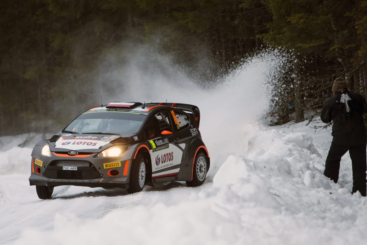 Robert Kubica (Ford Fiesta WRC) z powodu awarii układu przeniesienia napędu, do jakiej doszło do siódmym odcinku specjalnym, w klasyfikacji generalnej 63. Rajdu Szwecji plasuje się w trzeciej dziesiątce. Liderem jest Norweg Andreas Mikkelsen (VW Polo WRC). 