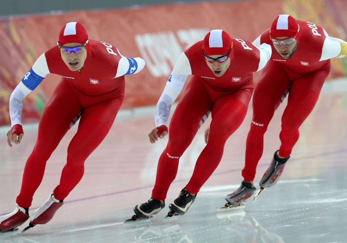 Rosjanin Denis Juskow został mistrzem świata na 1500 metrów w holenderskim Heerenveen! Najwyżej z Polaków - na 6. miejscu - sklasyfikowany został mistrz olimpijski na tym dystansie, Zbigniew Bródka. Biało - czerwonych czeka dziś jeszcze bieg drużynowy. 