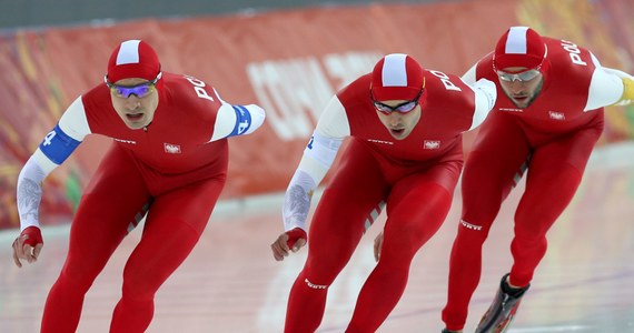 Rosjanin Denis Juskow został mistrzem świata na 1500 metrów w holenderskim Heerenveen! Najwyżej z Polaków - na 6. miejscu - sklasyfikowany został mistrz olimpijski na tym dystansie, Zbigniew Bródka. Biało - czerwonych czeka dziś jeszcze bieg drużynowy. 