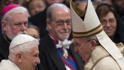 Papież wręczył insygnia godności kardynalskiej 19 nowym kardynałom 