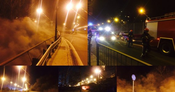 Groźny pożar Mostu Łazienkowskiego w stolicy. Przeprawa jest zamknięta w obu kierunkach.