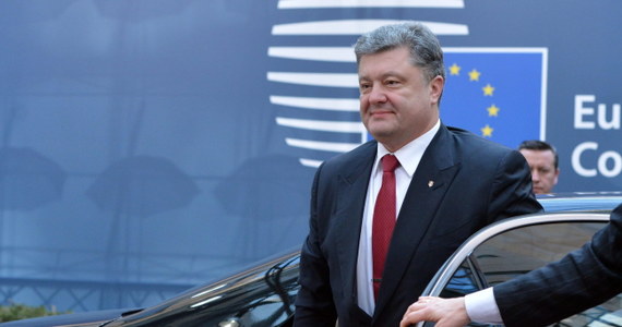 Prezydent Ukrainy Petro Poroszenko rozmawiał w sobotę telefonicznie z prezydentem Francji Francoisem Hollande'em i kanclerz Niemiec Angelą Merkel. Przywódcy uznali, że wszystkie strony powinny wypełnić zobowiązania podjęte w Mińsku. 