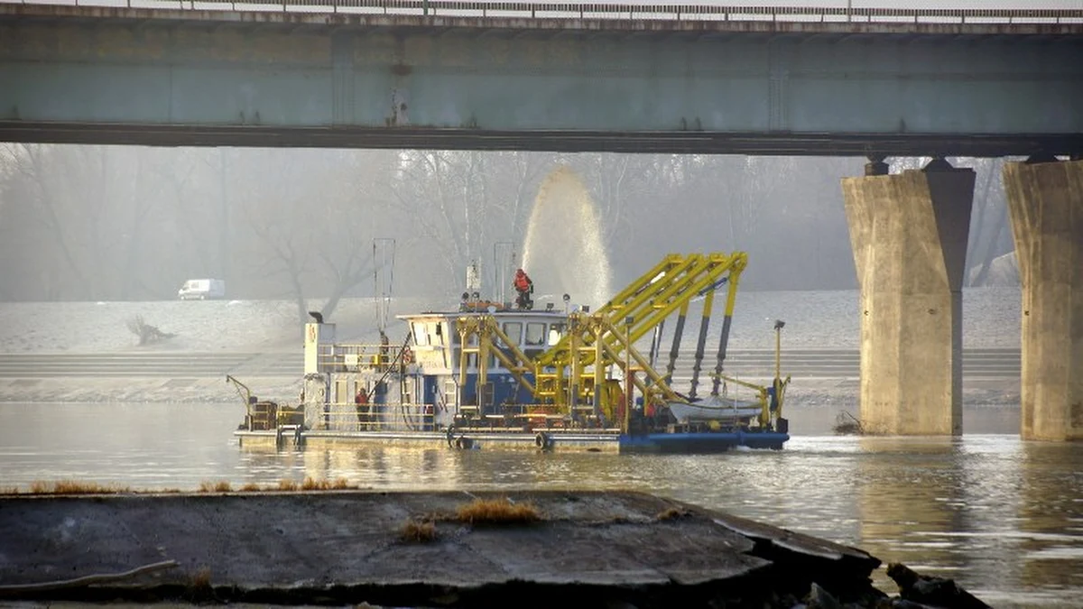 6 łącz światłowodowych dostarczających internet do Ministerstwa Obrony Narodowej spaliło się podczas pożaru Mostu Łazienkowskiego. Na ranem pożar przeprawy został opanowany. Wieczorem zapaliły się składowane pod mostem deski, później ogień objął podesty techniczne. 