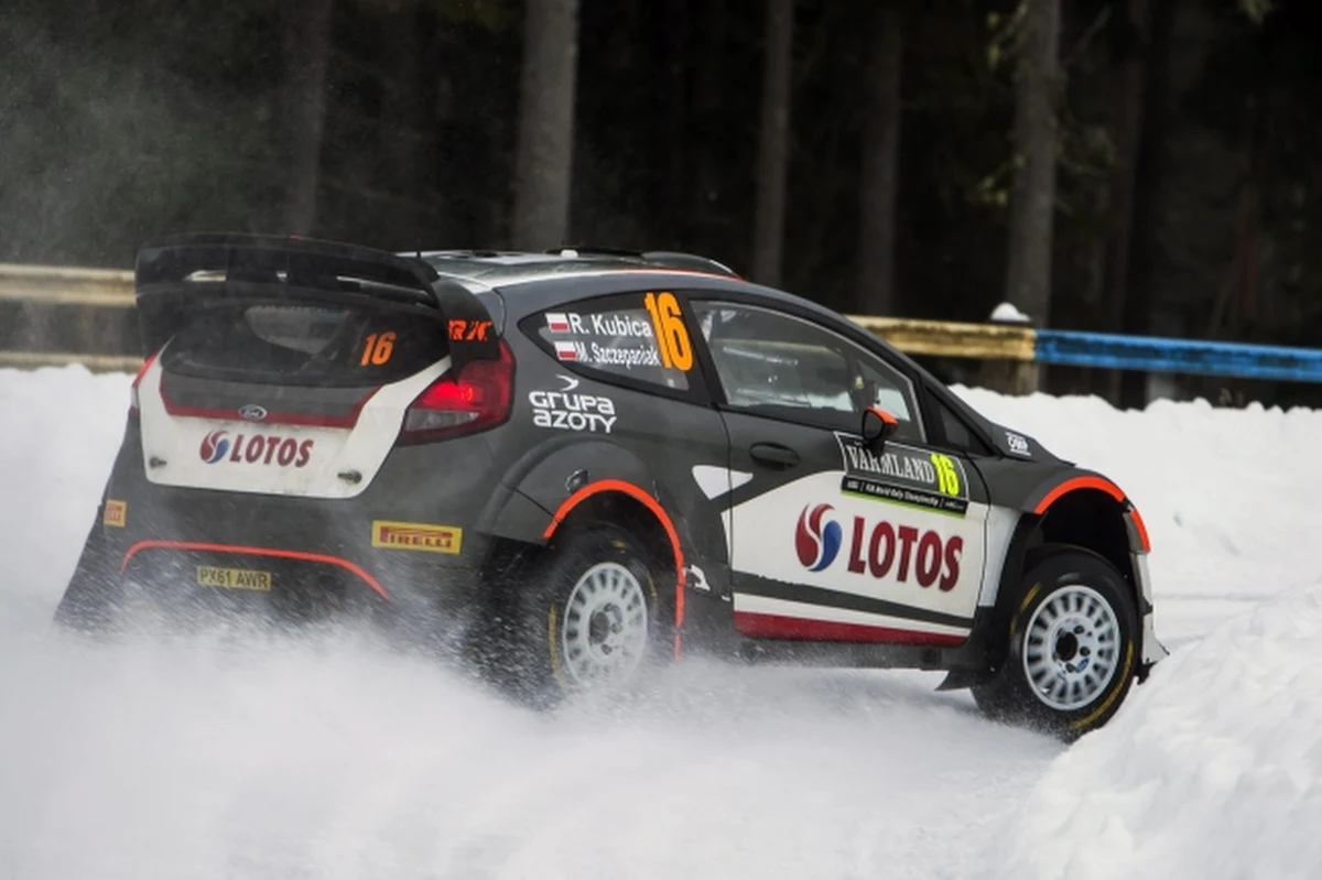 Francuz Sebastien Ogier wygrał Rajd Szwecji, zapewniając sobie sukces na ostatnim odcinku specjalnym. Robert Kubica zajął 20. miejsce. Dobrze spisujący się w poprzednich dniach Michał Sołowow nie ukończył rywalizacji.